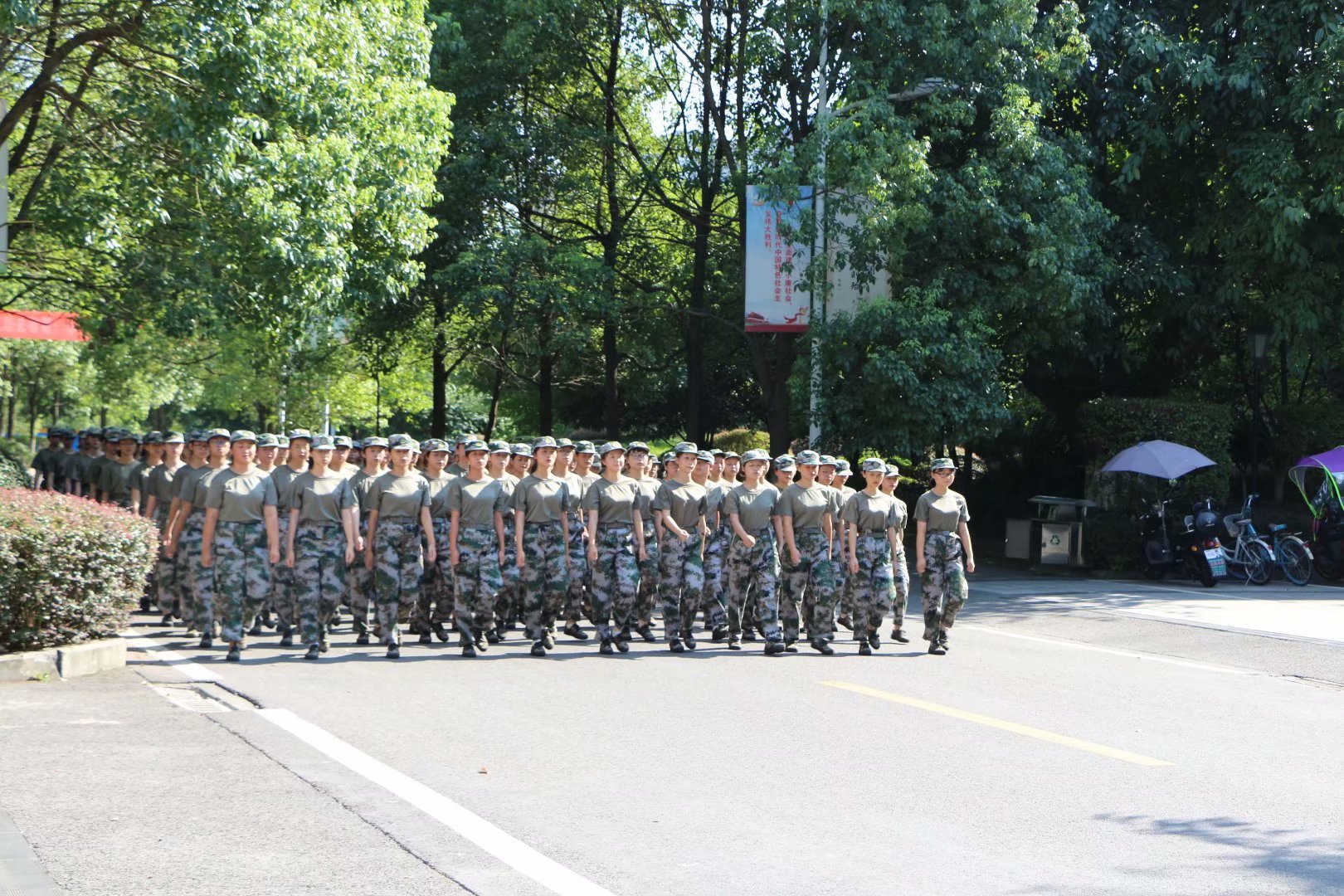 91九色
领导慰问军训中新生