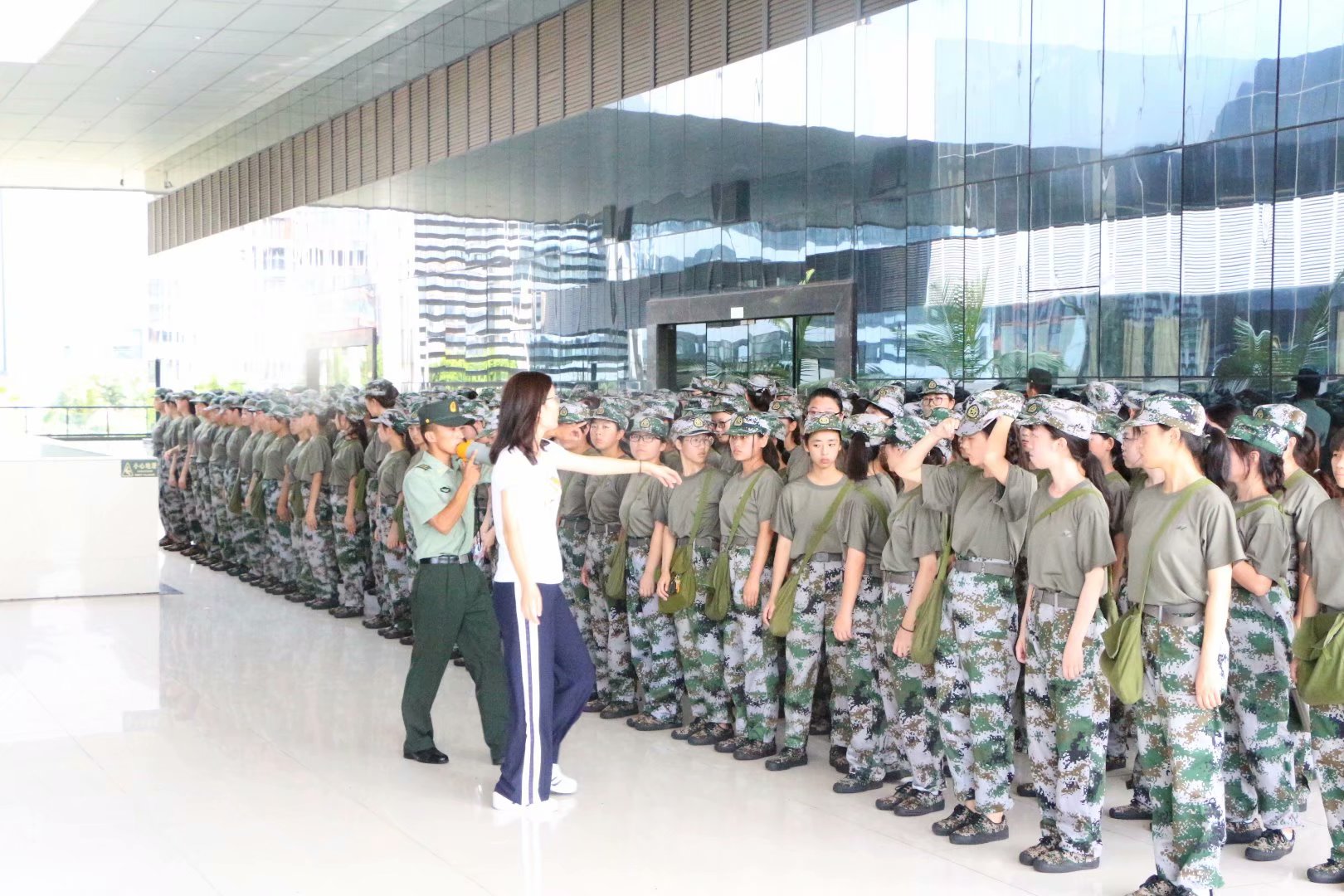 91九色
领导慰问军训中新生