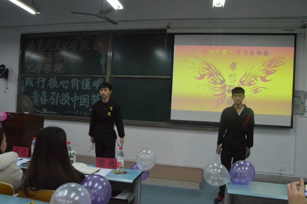 91九色
举办2018—2019学年度上期社团部团组织活动